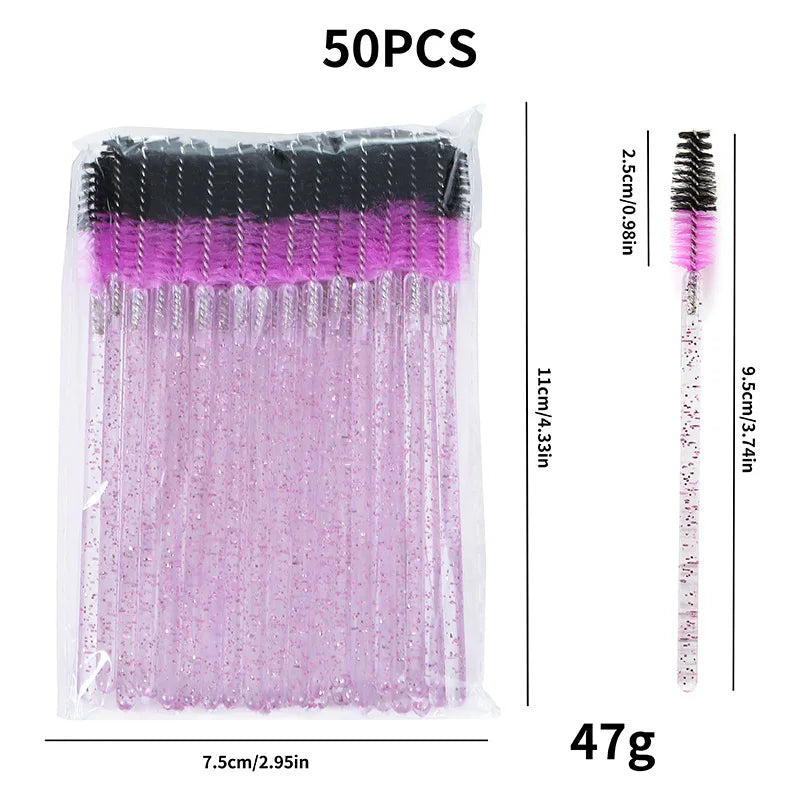 Un paquet de 50 pinceaux à cils jetables de couleurs mélangées avec des poils roses et noirs.