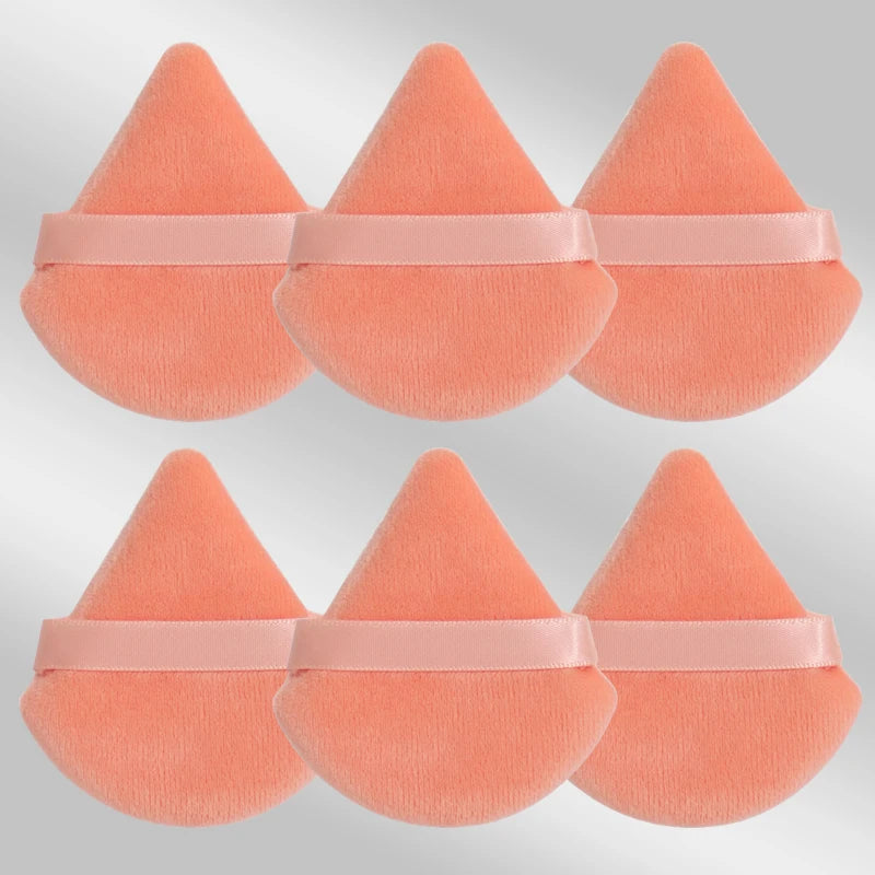 Un set de six éponges de maquillage triangulaires de couleur pêche avec des bandes roses.
