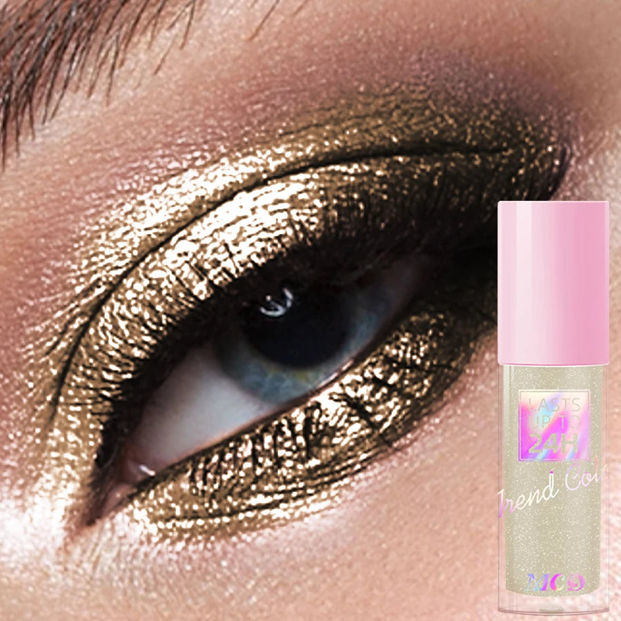 Primer plano de una persona aplicando sombra de ojos metálica dorada brillante con un tubo de producto rosa visible.