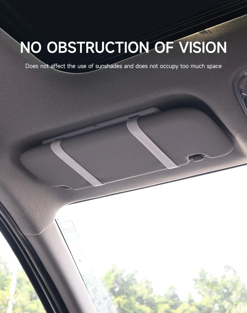 Miroir de toilette multifonction HD monté sur le cadre d'une vitre de voiture.