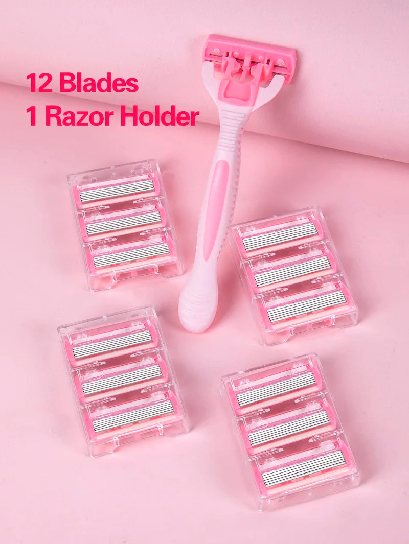 Un porte-lame rose avec douze lames et une boîte de rangement est exposé sur un fond rose clair.