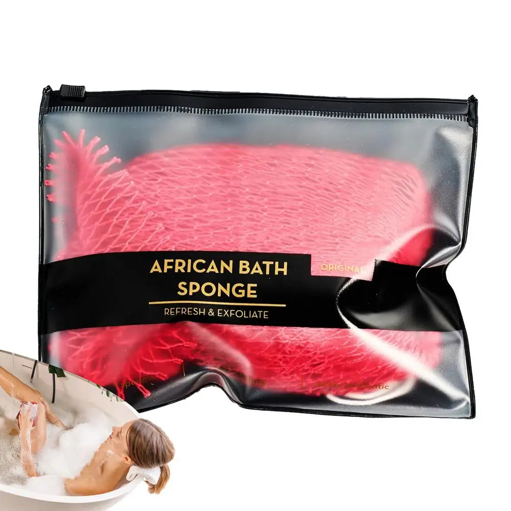 Un sac noir contenant une éponge de bain africaine rose vif et une personne l'utilisant dans l'eau.