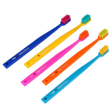Un set de six brosses à dents orthodontiques colorées avec des poils fins : bleu, jaune, rose, orange et vert.