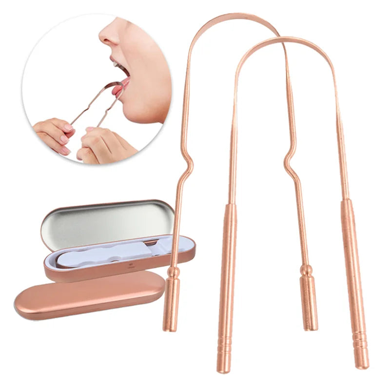 Un ensemble de raspettes en cuivre naturel pour la langue, avec poignée et outils de raspage multiples, à côté d'une boîte em