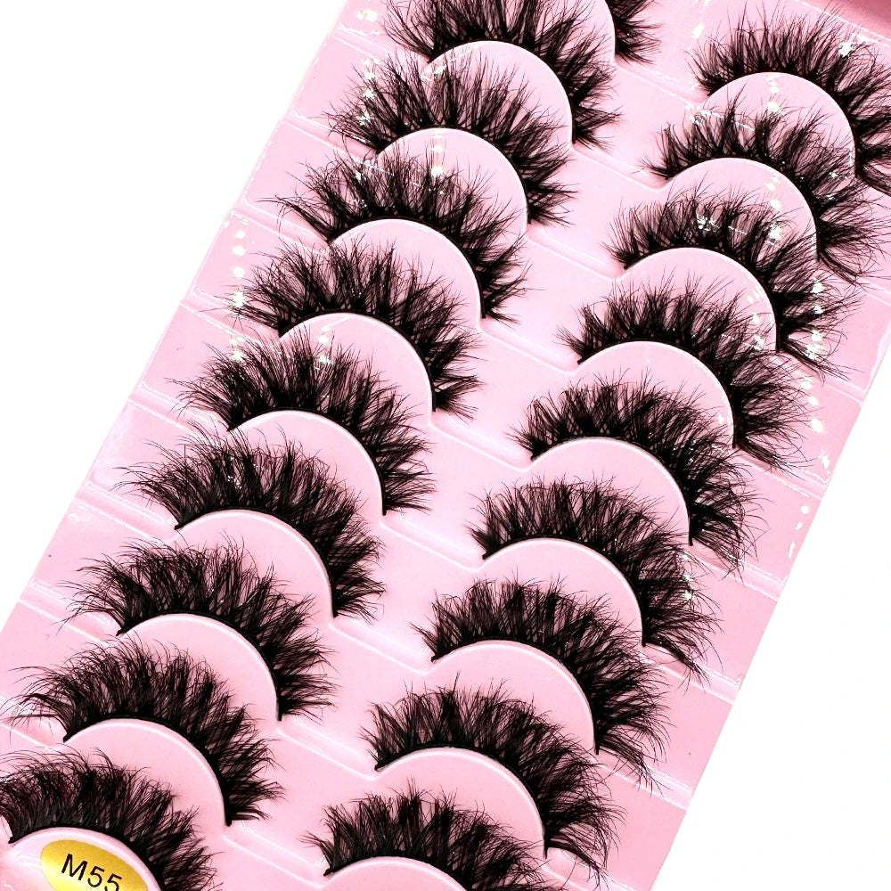 Plateau en plastique rose contenant plusieurs paires de faux cils de renard noirs.