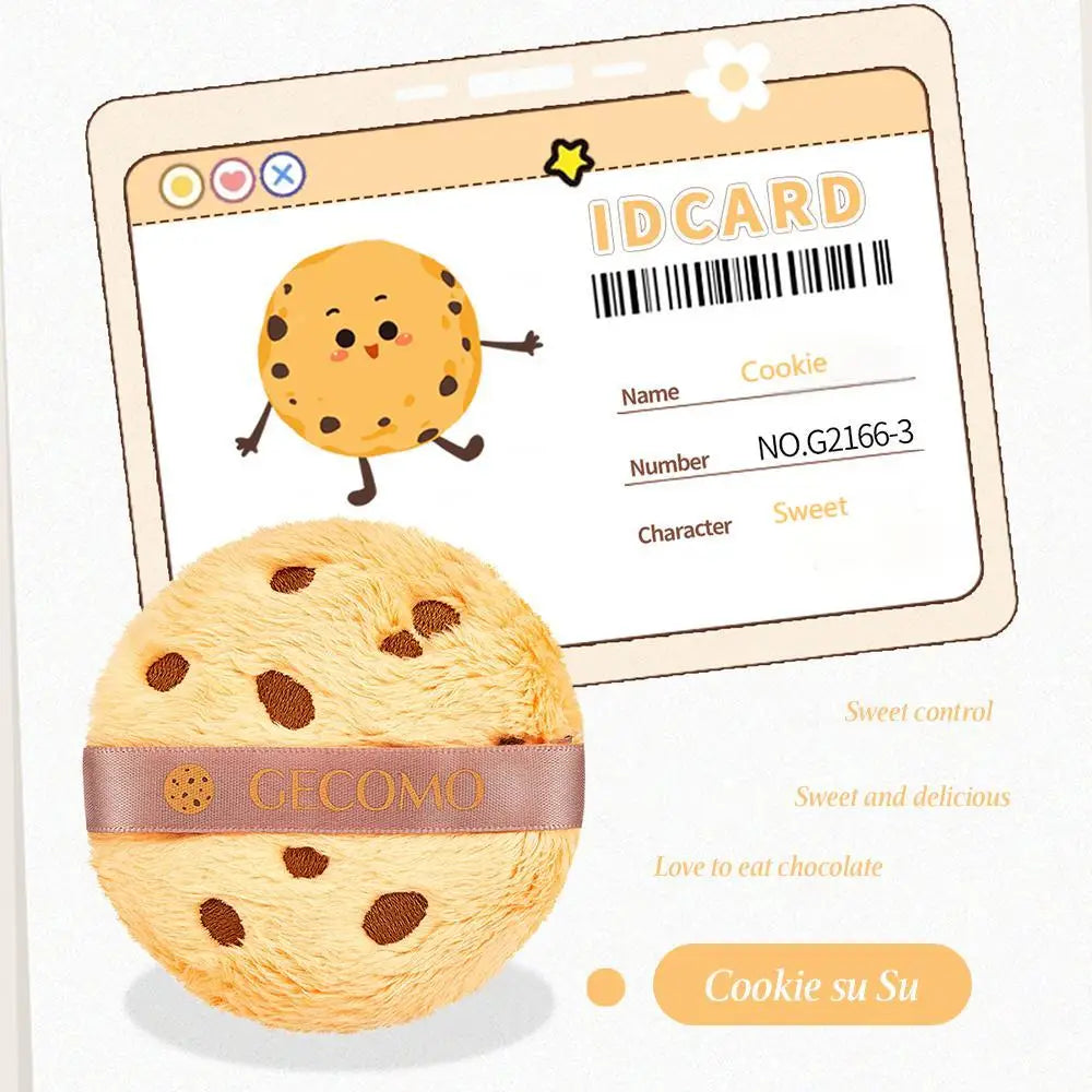 Un biscuit rond et moelleux à côté d'une carte d'identité avec un design de biscuit.