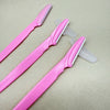 Kit de tondeuse à sourcils rose avec deux outils de coupe en plastique et un guide.