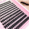 Gros plan d'un contenant en plastique rose contenant un ensemble de faux cils noirs allongés.