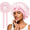 Une femme portant un bonnet de nuit en satin rose à la dentelle à lacets avec un grand nœud