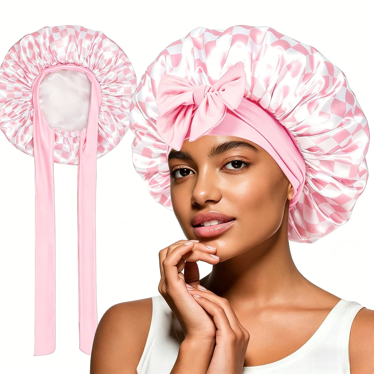 Une femme portant un bonnet de nuit en satin rose à la dentelle à lacets avec un grand nœud