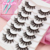 Weißer Wimpern-Tray mit mehreren Paaren schwarzer Mink-Falschwimpern auf rosa Hintergrund.