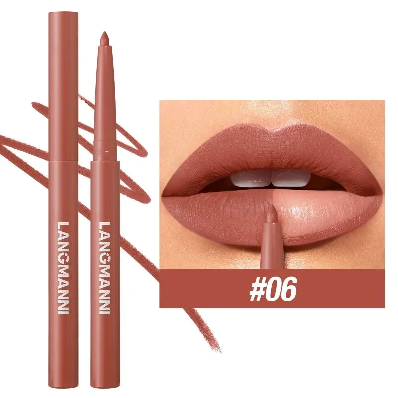 Tubo de delineador labial Longmanni en tono #06, mostrado junto a una muestra en los labios.