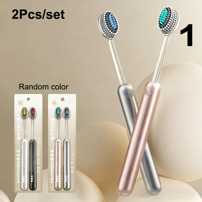 Un set de deux brosses à dents professionnelles à double poil de couleurs aléatoires, présentées sur un fond clair.
