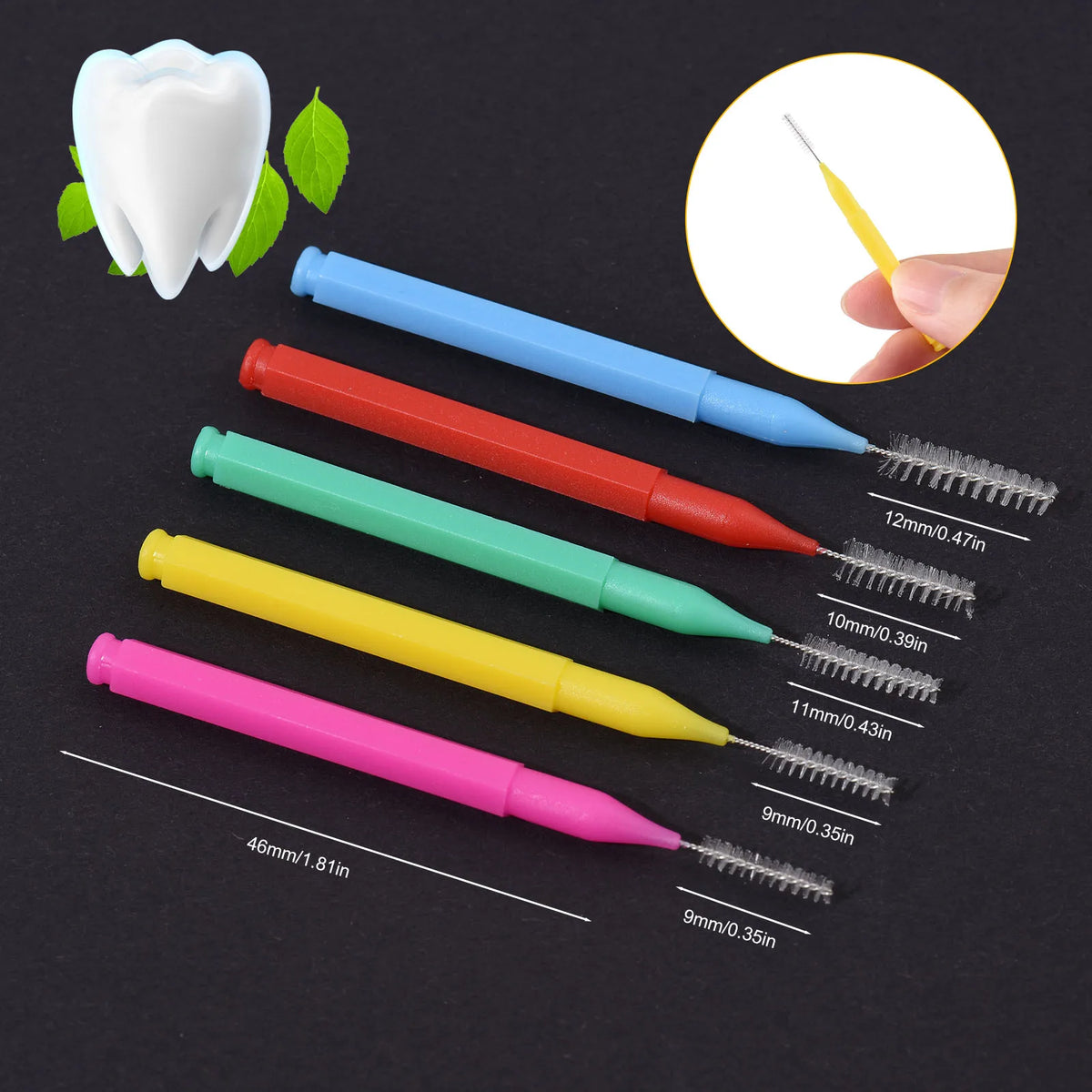 Une collection de brosses interdentaires de précision de différentes couleurs et un modèle de dent affichés sur un fond sombr
