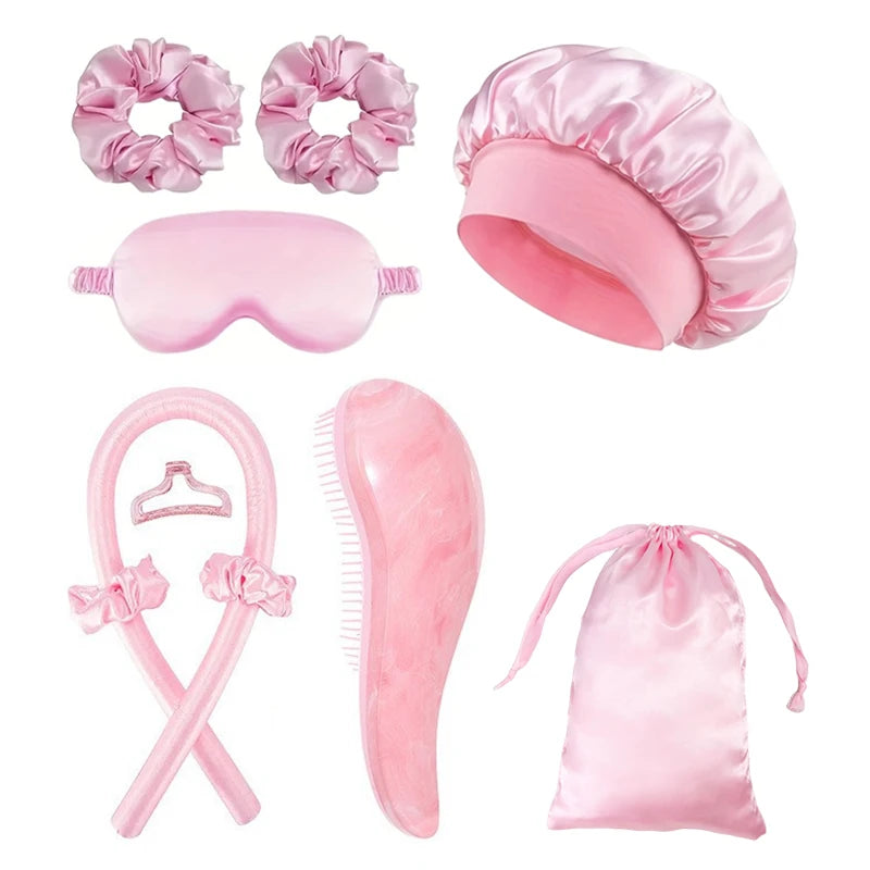 Un ensemble d'outils de coiffure roses comprenant des rouleaux, une visière rose, un peigne et un sac à élastiques roses.