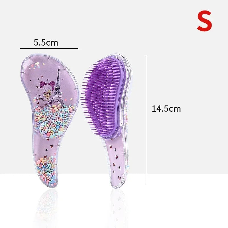Un ensemble de deux peignes pour cheveux violets, l'un avec un design de Tour Eiffel et l'autre uni, montrés à côté d'une règ
