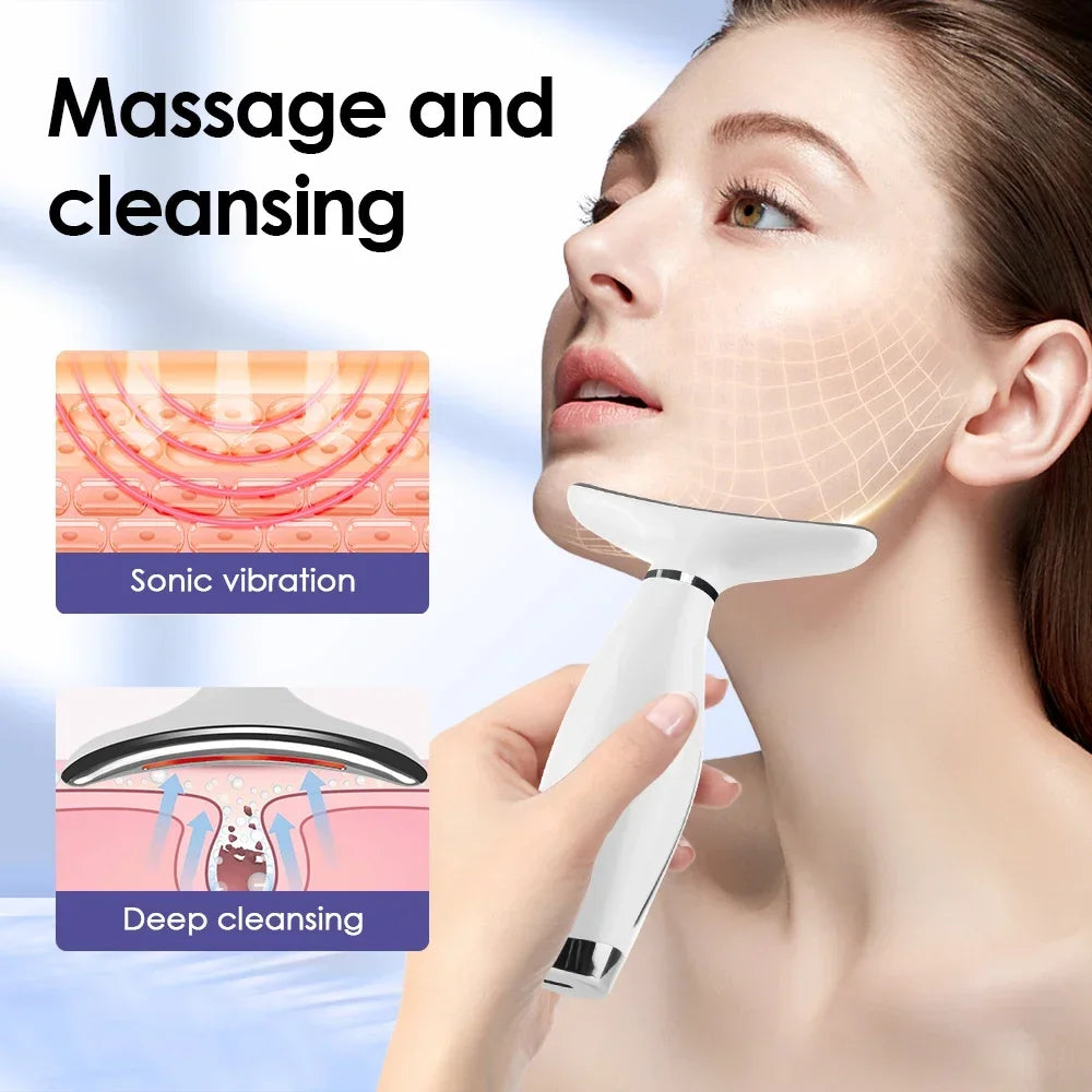 Eine Frau massiert und reinigt ihr Gesicht und ihren Hals mit einem weißen Handmassager mit silikonartigem Gitter.