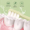Brosse à dents vert clair avec poils souples, montrant les dents et une mousse, mettant en évidence 10000 poils et une pointe