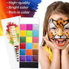 Une jeune femme applique de la peinture tigre orange et noir sur son visage, à côté d'une palette professionnelle.