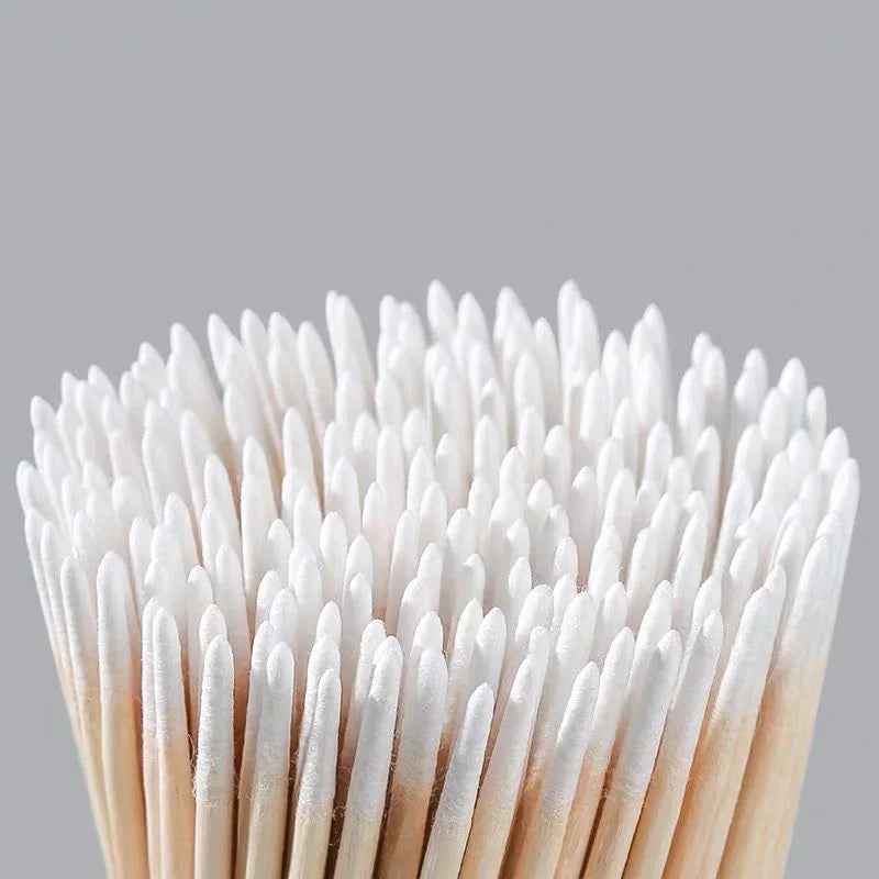 Gros plan d'un paquet de cotons en bois à double pointe pour retirer le vernis à ongles.