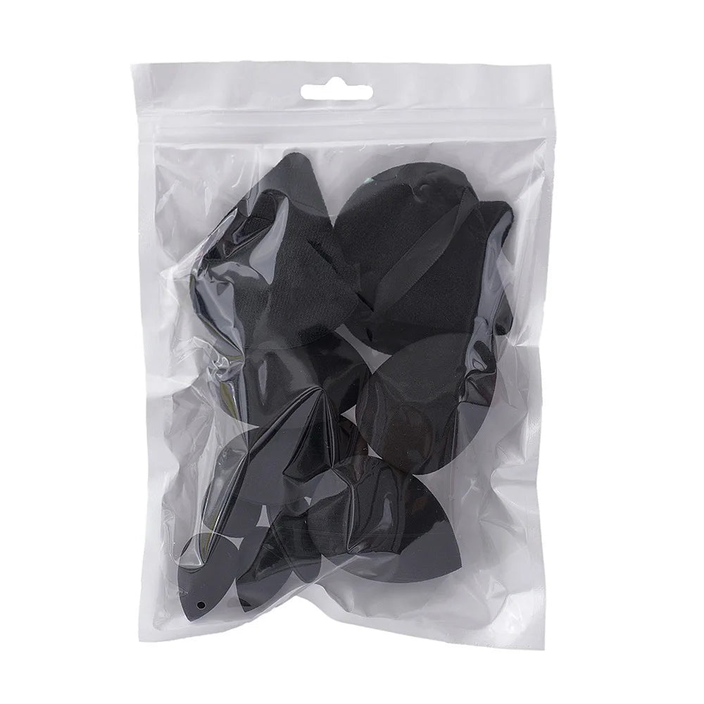 Una bolsa de plástico transparente con un juego de doce esponjas de maquillaje negras multiusos.