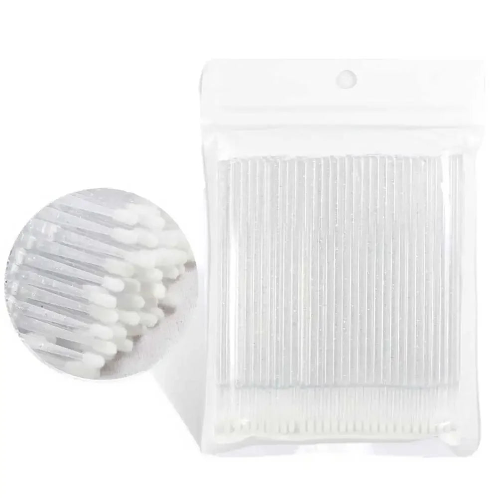 Contenant en plastique transparent contenant des cotons-tiges de précision pour extensions de cils.