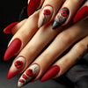 Gros plan d'une main montrant un ensemble de faux ongles en amande françaises roses avec des motifs floraux et abstraits.