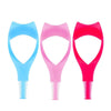 Un set de trois applicateurs de mascara en plastique bleu, rose et rouge.
