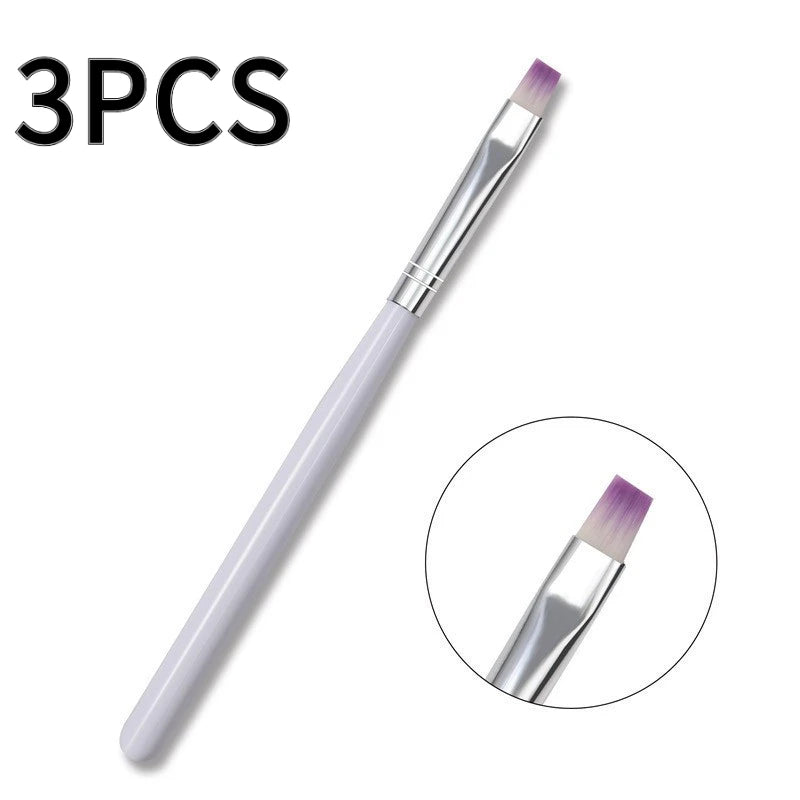 Un set de trois pinceaux professionnels pour ongles en gel, vue rapprochée.