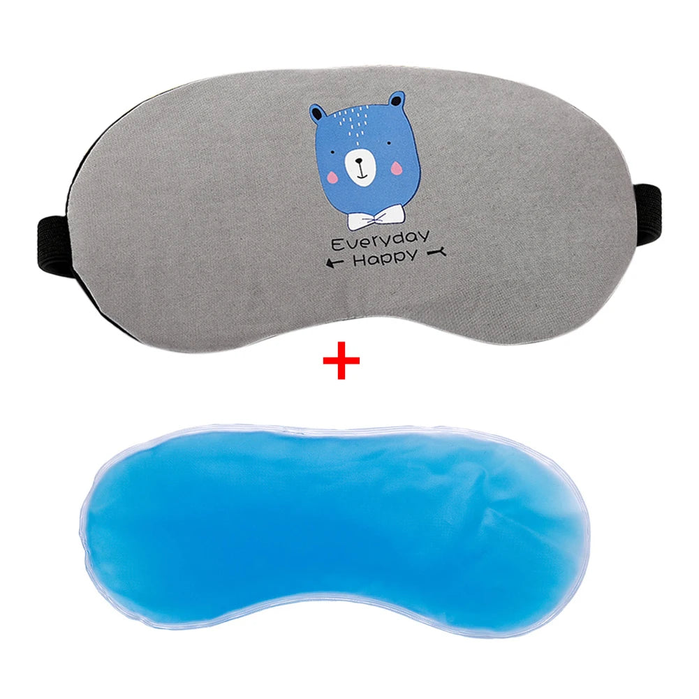 Un masque de sommeil gris avec un motif d'ours bleu et un pack de glace bleu pour la relaxation.