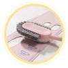 Herramienta de vendaje facial V en color rosa con rodillo y cerdas de silicona.