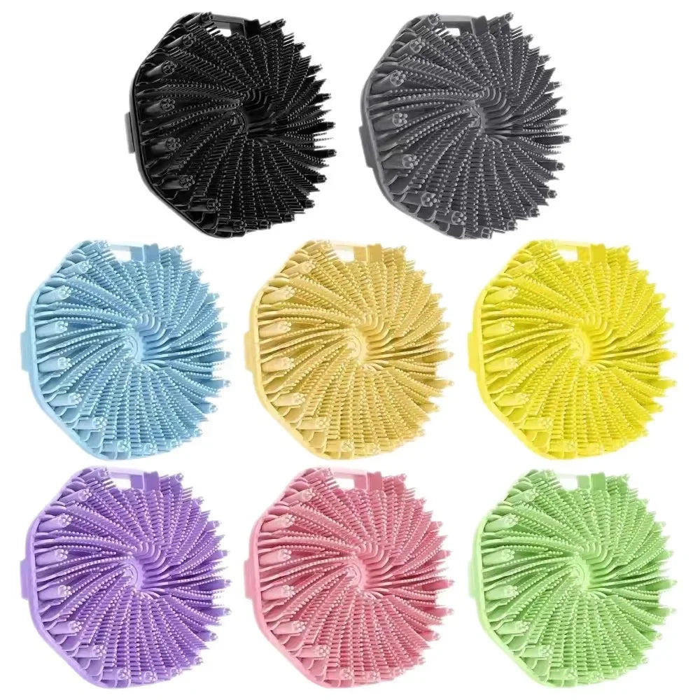Un set de nueve cepillos exfoliantes corporales de silicona en varios colores, incluyendo negro, azul, amarillo y rosa.