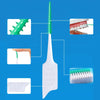Un hilo dental de silicona blanca con varios accesorios y flosores junto a dientes y una mano.