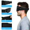 Hombre usando una máscara de dormir ergonómica negra en 3D diseñada para bloquear la luz.