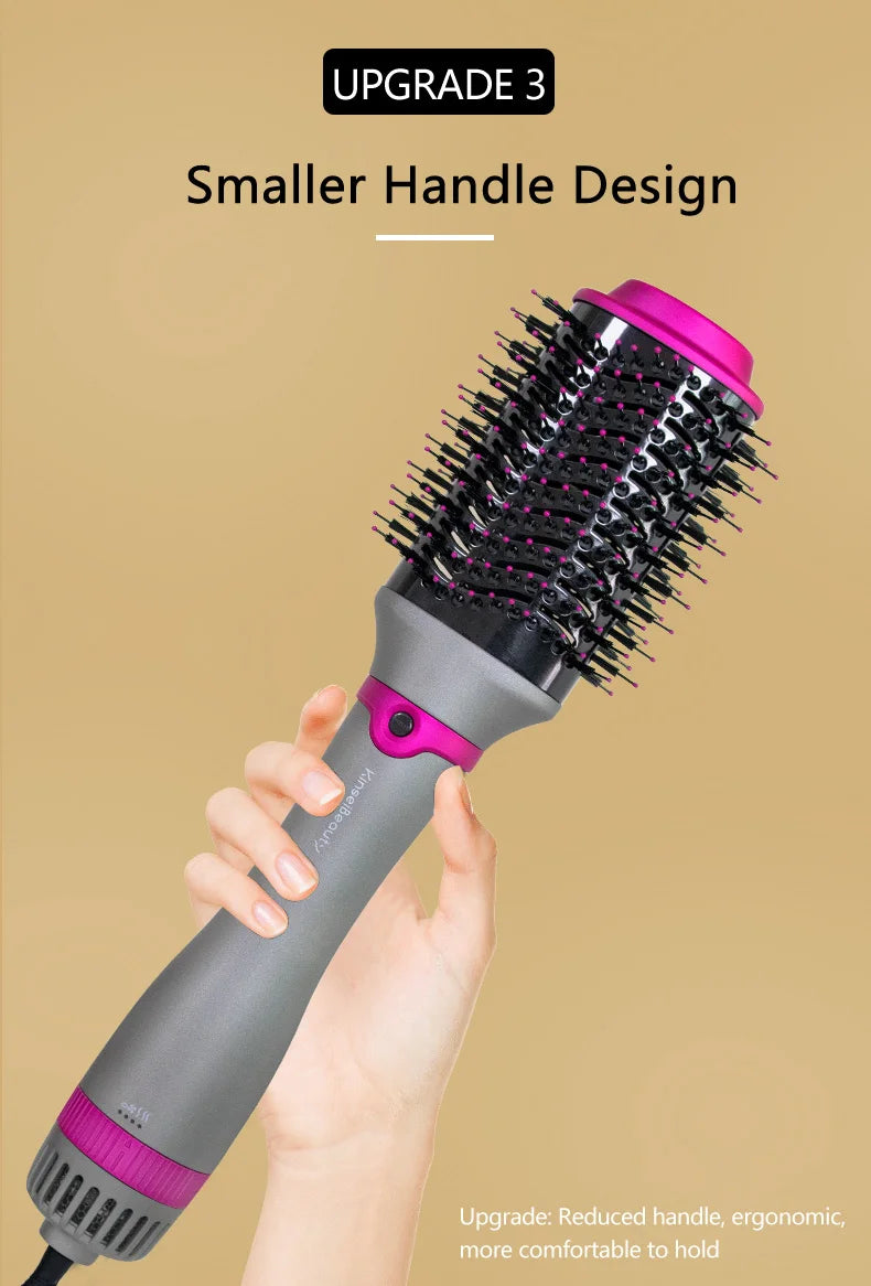 Eine Hand hält eine rosa und graue Heißluft-Stylingbürste mit kleinerem Griff zum Haarestyling.