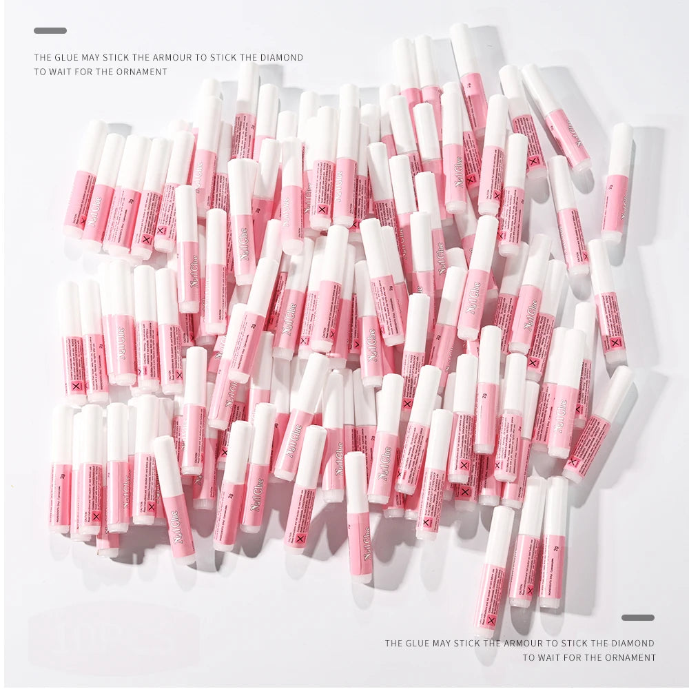 Une collection d'applicateurs de colle à ongles rose et blanc pour ongles press-on et acryliques.
