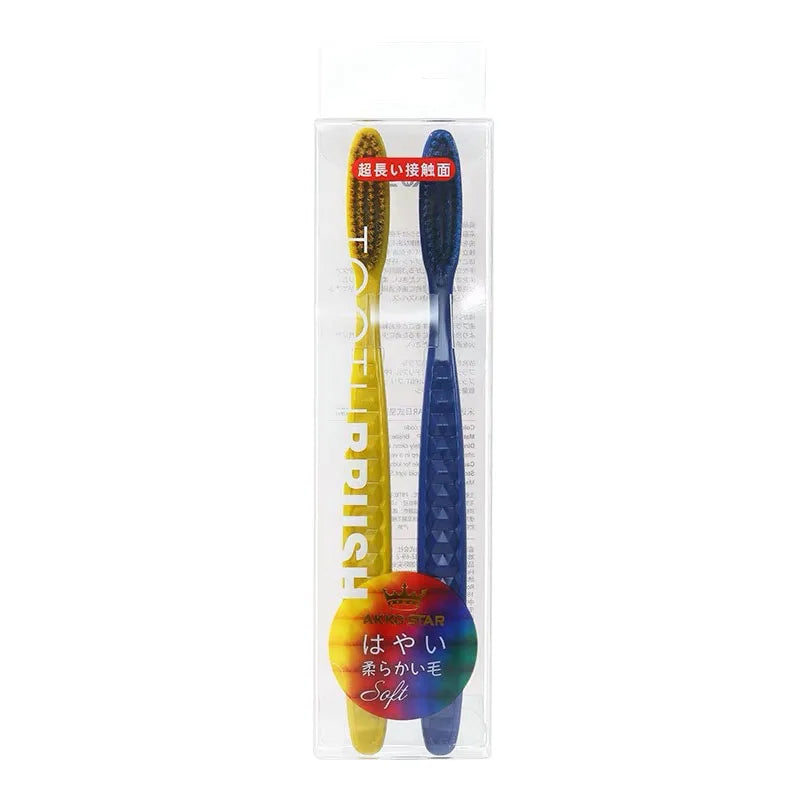Un emballage en plastique transparent contenant un set de brosses à dents à poils souples pour couple avec des manches jaunes