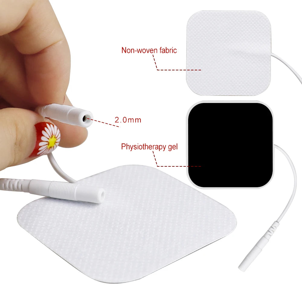 Une main applique une électrode non tissée blanche avec du gel de physiothérapie sur la peau pour stimuler les muscles.