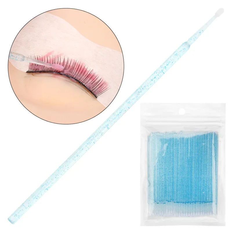 Un coton-tige de précision à côté d'une vue agrandie de faux cils.