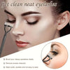 Gros plan d'une main utilisant un recourbe-cils pour recourber et nettoyer les cils d'un œil de femme.