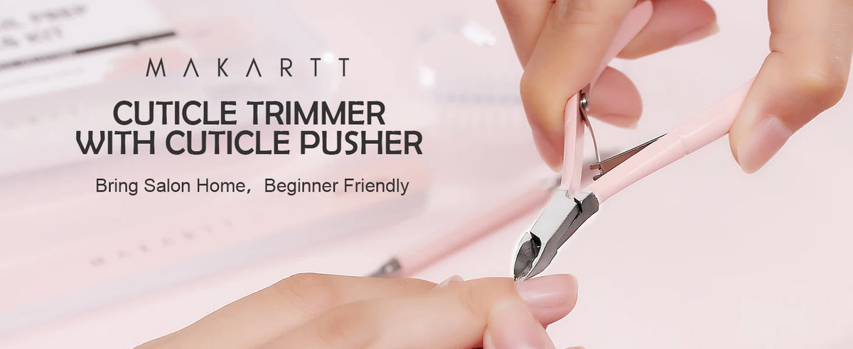 Une main utilise un coupe-cuticules rose avec un pousseur pour tailler une ongle.