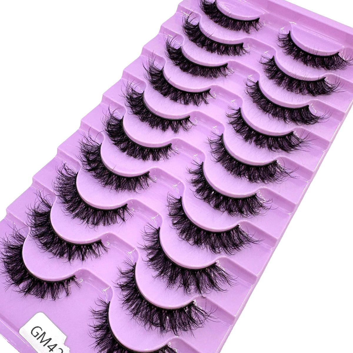 Un plateau en plastique d'faux cils de renard noir dans une teinte violette.