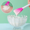 Cepillo de limpieza y mascarilla facial de silicona aplicando una sustancia blanca en el rostro, vista de cerca del producto