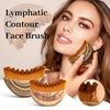 Une femme utilise un pinceau de contouring lymphatique en bois pour un massage facial, avec plusieurs pinceaux affichés à pro