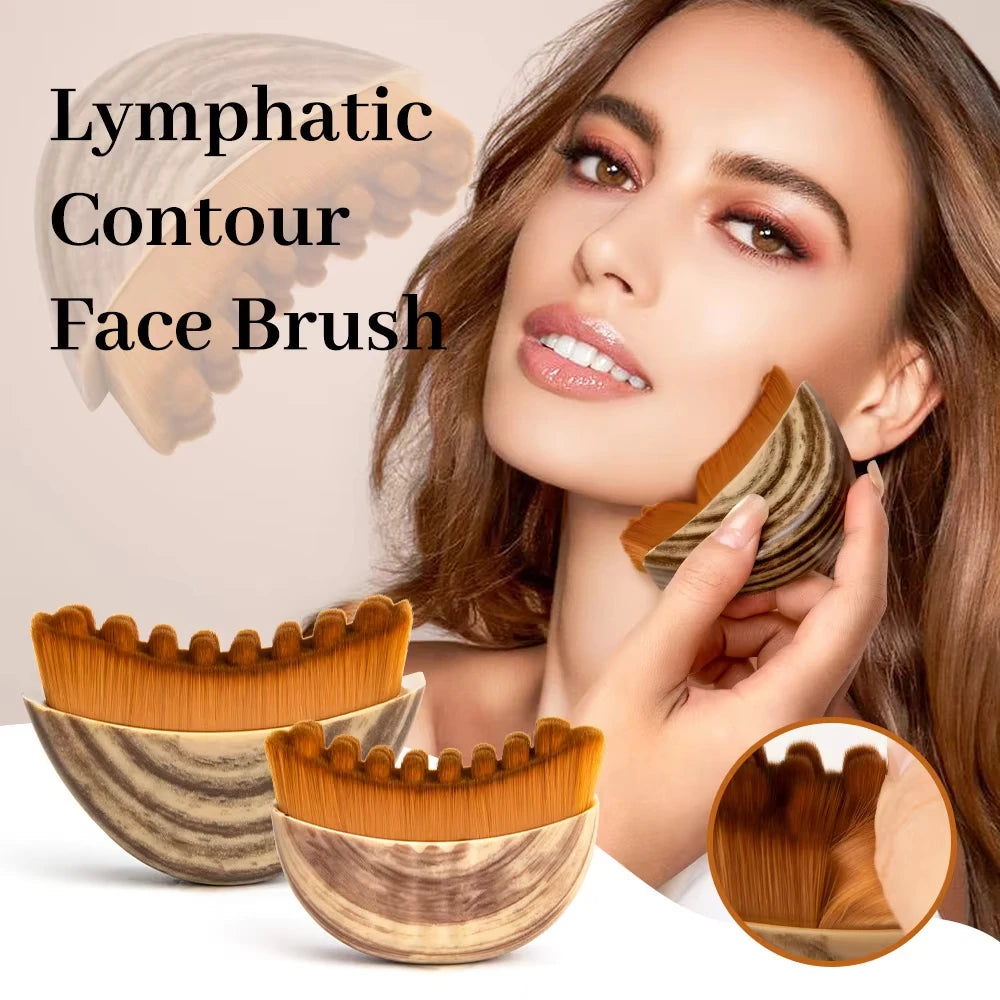 Une femme utilise un pinceau de contouring lymphatique en bois pour un massage facial, avec plusieurs pinceaux affichés à pro