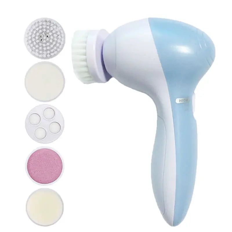 Cepillo facial eléctrico azul claro con múltiples cabezales de limpieza y cuerpo blanco.