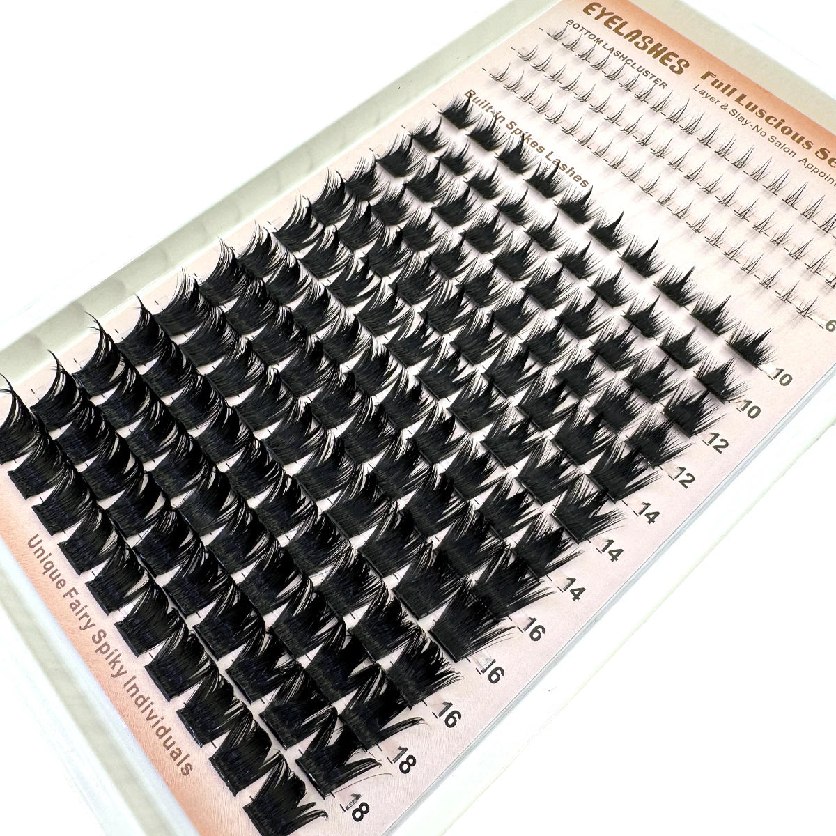 Una bandeja de extensiones de pestañas de anime negras, finas y puntiagudas, con grupos numerados de pestañas.