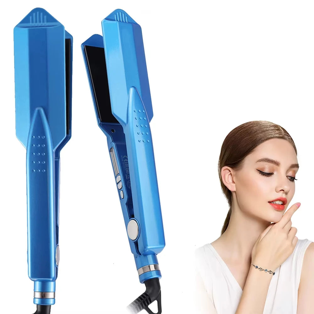 Ein Paar blaue professionelle Titan-Glätteisen für die Haare, gezeigt neben einer Hand.