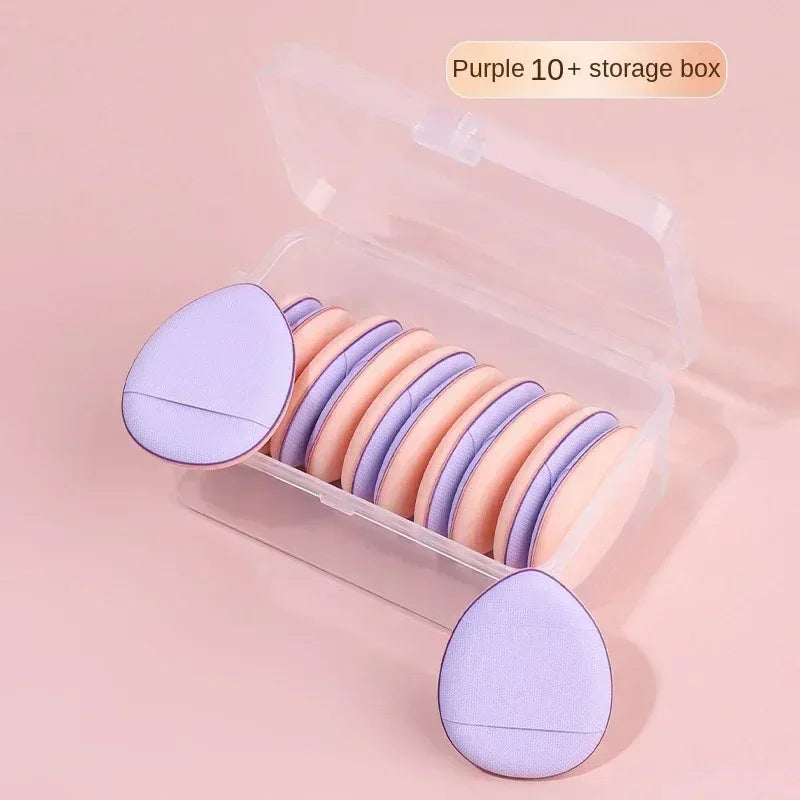 Boîte de rangement violette de 10+ contenant dix éponges de fond de teint miniatures pour un maquillage précis