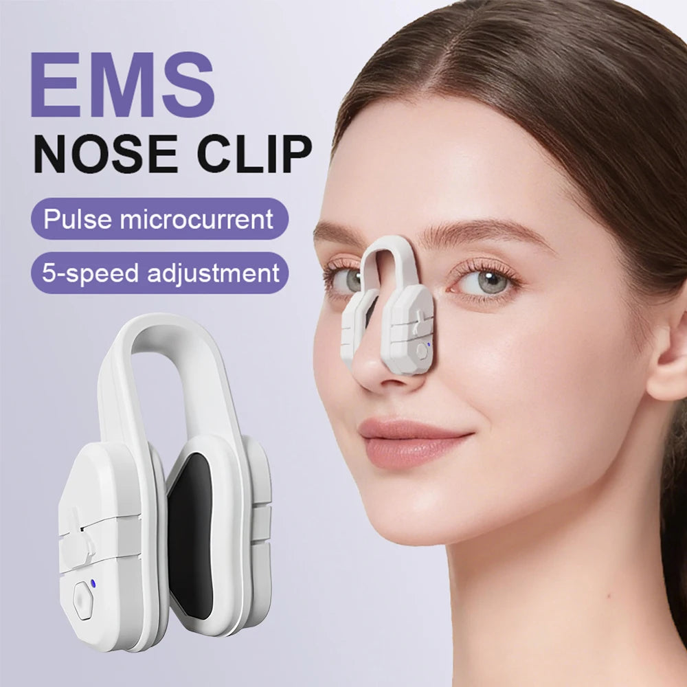 لقطة مقربة لجهاز تثبيت الأنف (EMS) بجانب وجه امرأة، يوضح استخدامه لتحفيز عضلات الوجه.